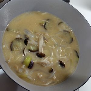 たまの作ってみた!投稿(【なすとしめじのお味噌汁】ごま油香るとろとろなすが絶品♪)