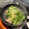 さっぱり爽やか♪鶏もも肉と水菜の塩レモン炒めの工程2
