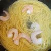 花びら茸とえびのコク旨ワンパンパスタの工程3
