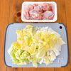 切って煮るだけ！白菜が主役の鶏ももコク旨煮の下準備