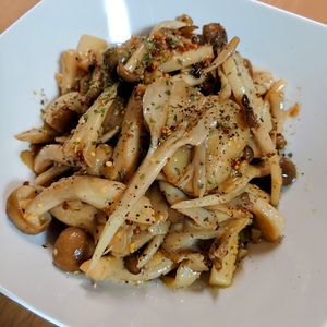 まゆのの作ってみた!投稿(無限きのこ‼️美味しー箸が止まらなーい♡うちのきのこのマリネ)