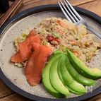 チーズとスモークサーモンの生わさび釜飯