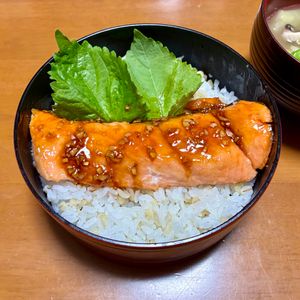 Nao★彡の作ってみた!投稿(10分で完成！【鮭のガーリック醤油丼】)