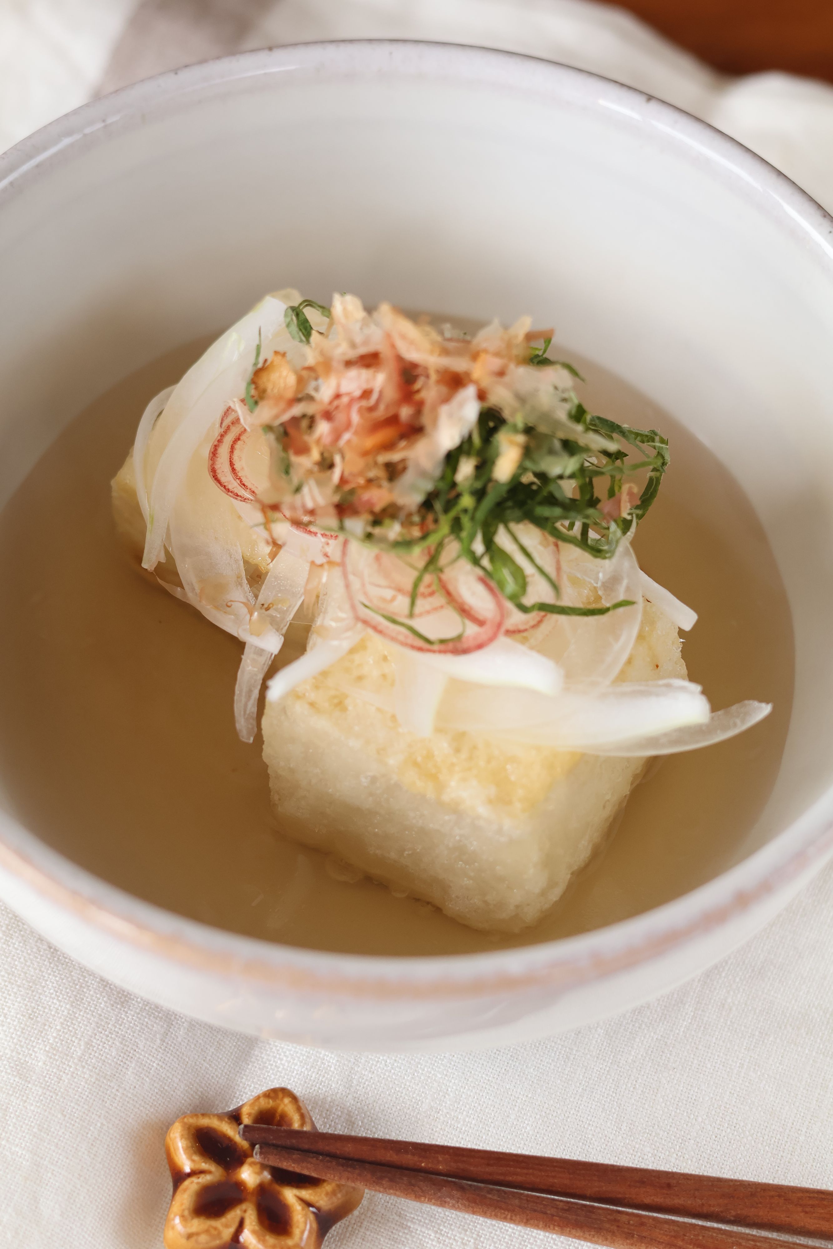 新玉ねぎとみょうがの揚げ出し豆腐 | レシピサイトNadia