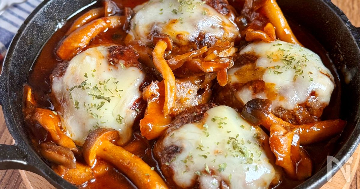 うま味がとけ合う♪【きのこ煮込みハンバーグ】