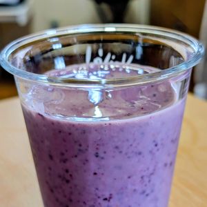 まゆのの作ってみた!投稿(《砂糖不使用》バナナとブルーベリーの甘酒豆乳スムージー)