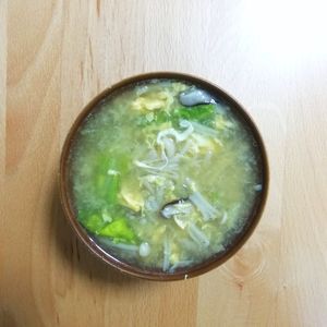 ゆいの作ってみた!投稿(【レタスと卵ときのこの中華風スープ】あっさりおいしい♪)