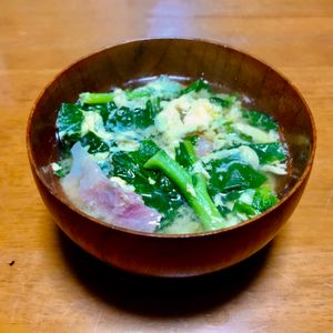 Nao★彡の作ってみた!投稿(小松菜とベーコンと卵のコンソメ味噌汁)