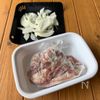 ワンパン10分!【とろ~りチーズの豚こまポークチャップ】の工程1