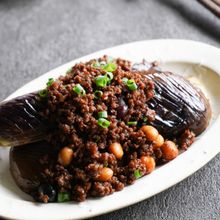 ご飯にも野菜にも‼︎『万能すぎる肉味噌』焼き茄子肉味噌がけ
