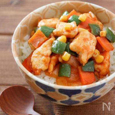 鶏胸肉のケチャップ炒め丼♪チキンライスの具で簡単！こどもご飯