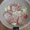 ガツンと旨い◎豚肉と玉ねぎの味噌にんにく炒めの工程1