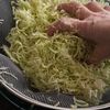 千切りキャベツ（カット野菜使用）で即席ザワークラウト風の工程1