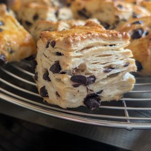 komaの作ってみた!投稿(【チョコチップスコーン】サクほろ食感♪まるでホテルの味！)