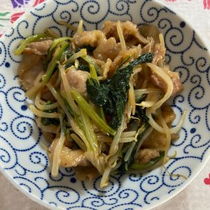 万福の作ってみた!投稿(【豚肉と小松菜ともやしのしょうが醤油炒め】ボリュームおかず!)