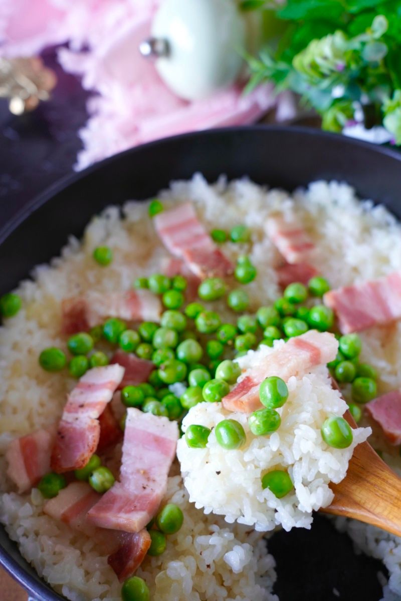お豆ご飯を洋風に】えんどう豆とベーコンの簡単炊き込みピラフ