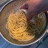 レンジでチンして和えるだけ！「レタスとハムのスパサラ」の工程2