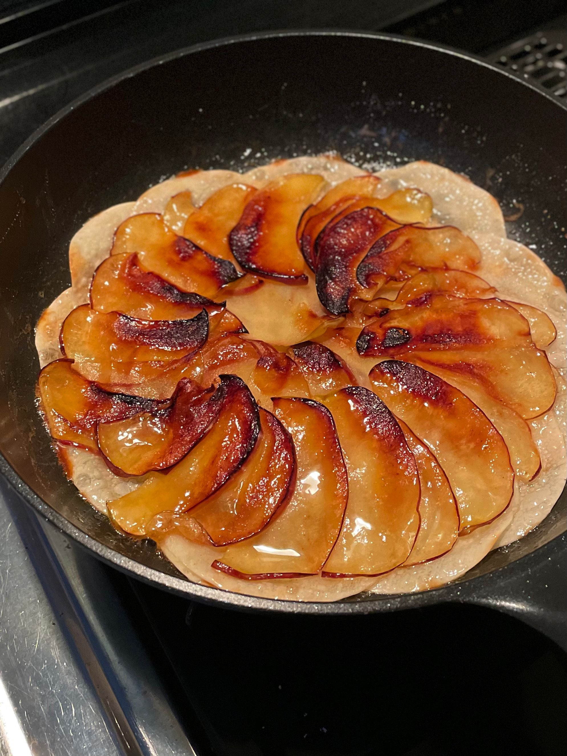 りんごが上になるようにフライパンに入れて焼く