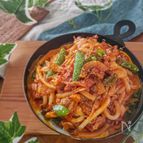 半熟卵をからめて食べる！鉄板焼豚ナポリタンうどん