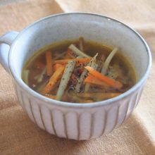 皮付き炒めごぼうと人参のスープ