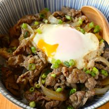 卵もワンパン！【黄金比☆旨つゆ牛丼】10分で完成♩