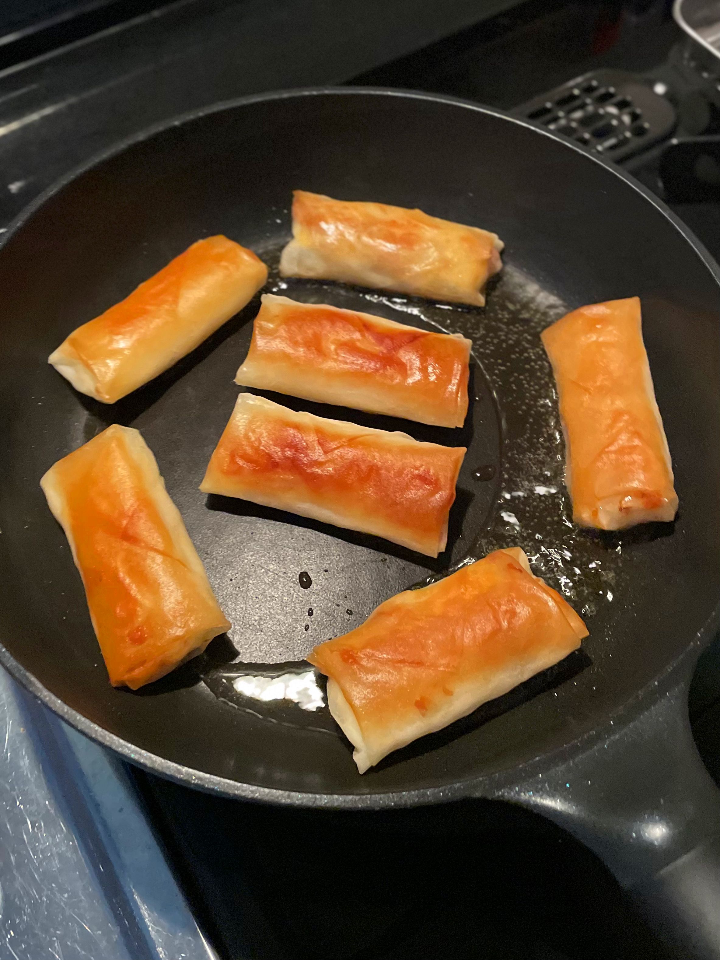 巻いて焼くだけ！パリパリでジューシー♪「新玉ねぎの春巻き