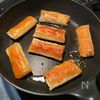 巻いて焼くだけ！パリパリでジューシー♪「新玉ねぎの春巻き」の工程3