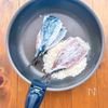 イワシが“ごちそう”になる。子どもが取り合うチーズパン粉焼きの工程1