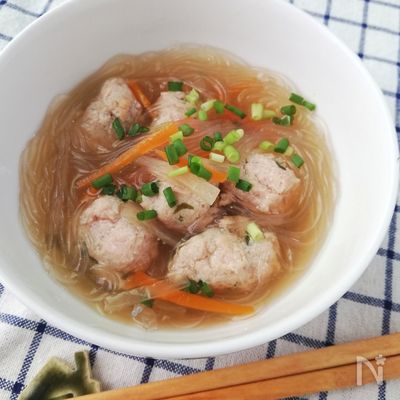 夏の疲れた胃に優しい☆お豆腐入り鶏団子春雨スープ