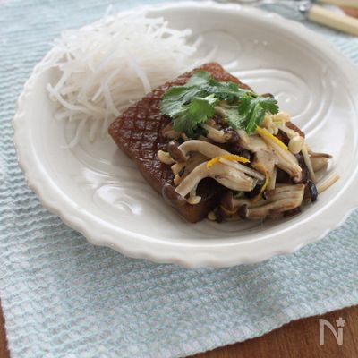 こんにゃくステーキパクチーきのこソース