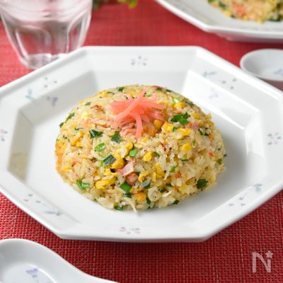 冷蔵庫にあるものでパパっと簡単【にら玉かにチャーハン】
