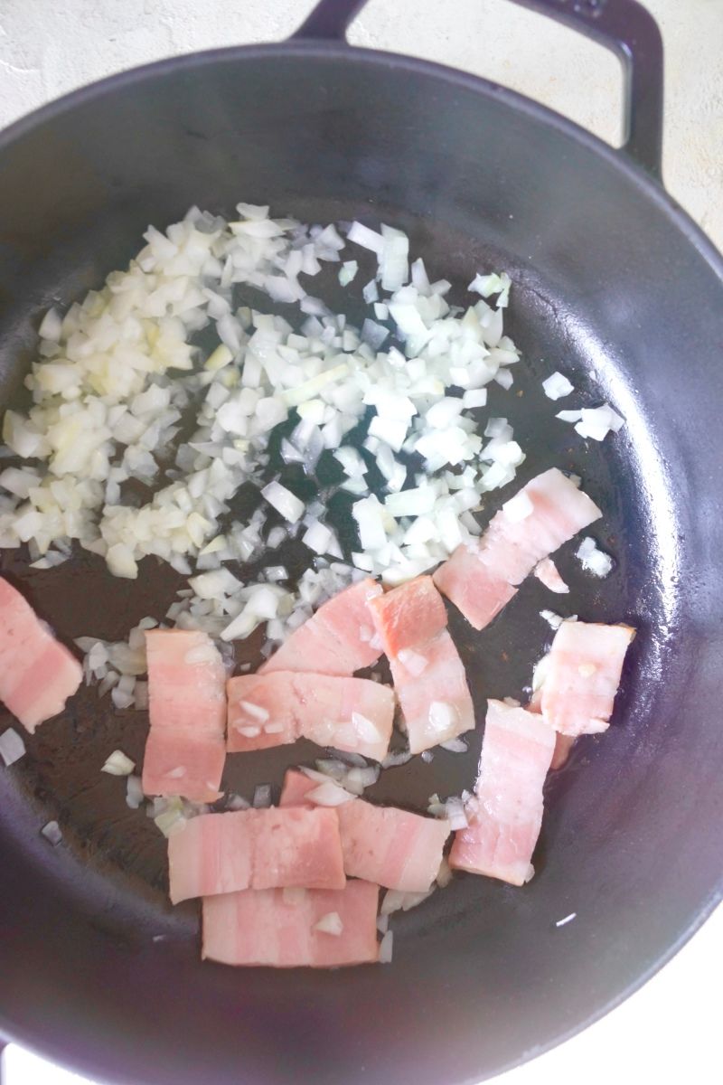 お豆ご飯を洋風に】えんどう豆とベーコンの簡単炊き込みピラフ