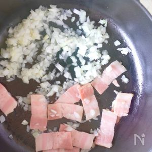 お豆ご飯を洋風に】えんどう豆とベーコンの簡単炊き込みピラフ