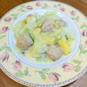 るるる♪の作ってみた!投稿(和風のヘルシークリーム♡白菜と鶏団子の白だし豆乳スープ)