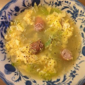 たりおの作ってみた!投稿(【ちぎりレタスとウインナーの卵スープ】ちぎって包丁不要♬)