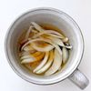 わかめと玉ねぎの冷製スープ♩材料2つ!マグカップでレンジ一発の工程2