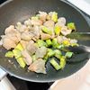 鶏モモ肉とアボカドの塩レモン炒めの工程5