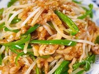 行列の中華屋さんの🍚シャキシャキ大盛りもやしの青椒肉絲🤩