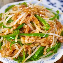 行列の中華屋さんの🍚シャキシャキ大盛りもやしの青椒肉絲🤩