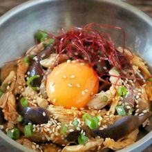 レンジで楽々【なすとささみの旨辛ユッケ】丼にしても