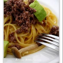 洋風肉みそとアボカドのパスタ