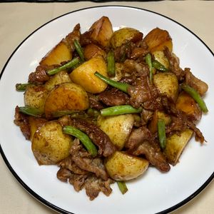 楽ラク手抜キッチン🐶🐾の作ってみた!投稿(『豚バラ新じゃがとインゲンのにんにく味噌炒め』照りうま☆)