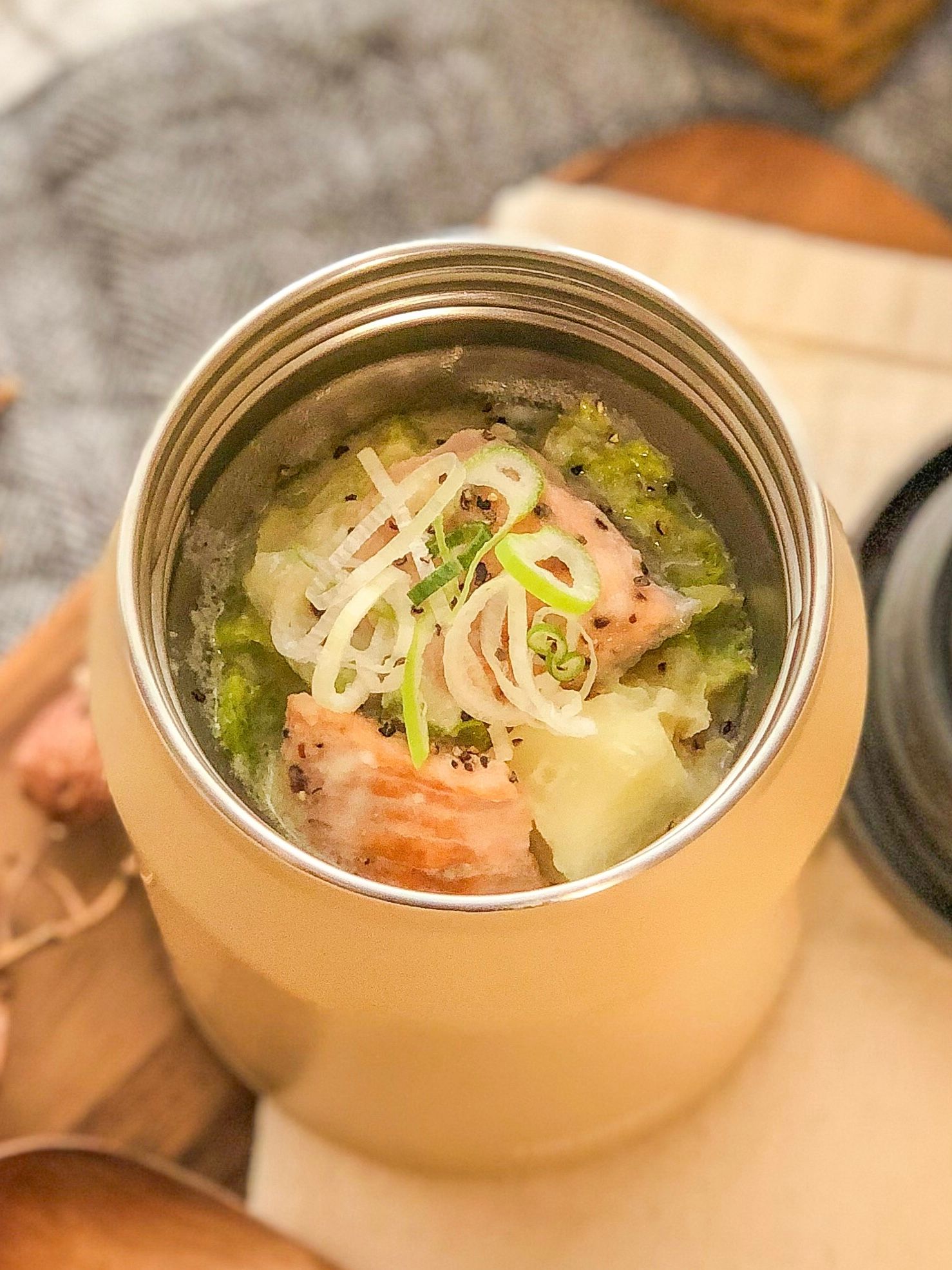 鮭とじゃがいもと白菜の豆乳みそスープ】栄養たっぷり幸せの味