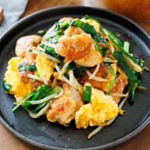 『鶏肉ともやしの具沢山☆にら玉』コクうま♡もも肉ジューシー♪