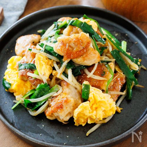 『鶏肉ともやしの具沢山☆にら玉』コクうま♡もも肉ジューシー♪