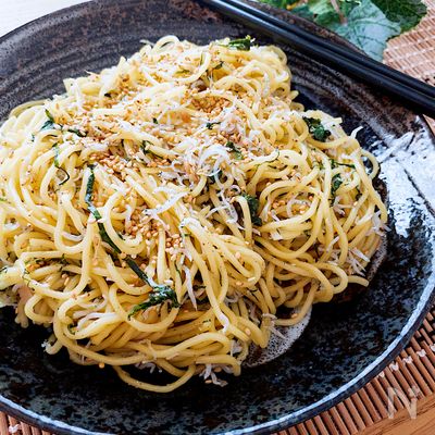 たまにはこんな焼きそばもイイ♡しらすと大葉の和風塩焼きそば