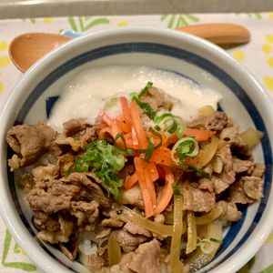 ぐ〜たら子の作ってみた!投稿(トロロと牛肉で残暑を乗り切る「夏牛丼」)