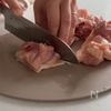【なすと鶏もも肉のみぞれ煮】調味料２つで味が決まる✨の工程1
