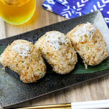 3分で究極のにぎり飯！子どもも大好き♪『しらすおにぎり』