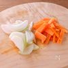 【わかめとにんじんと玉ねぎのお味噌汁】簡単！すぐ作れる♪の工程1